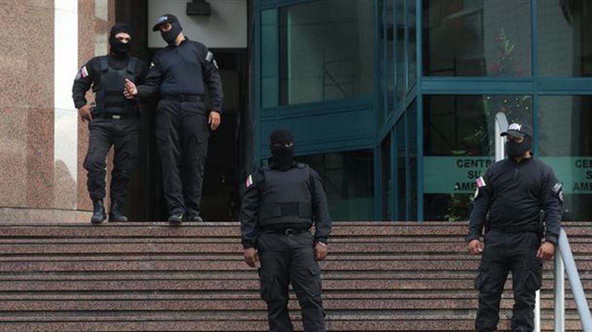 Miembros del SEBIN a las puertas de la oficina de Guaidó