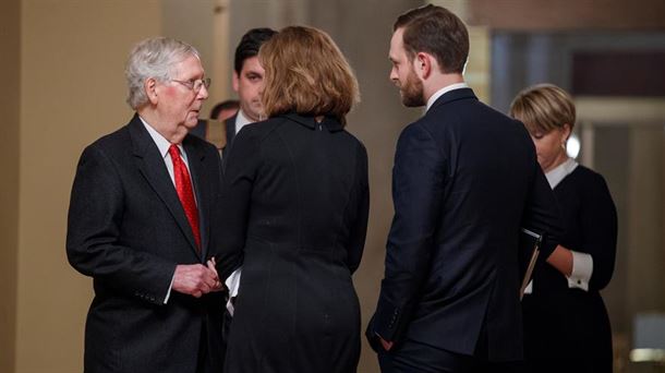 McConnellen ebazpena aldeko 53 botorekin eta kontrako 47rekin onartu dute