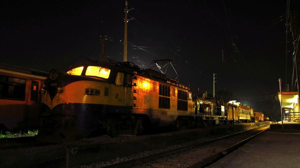Tren nocturno circulando