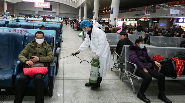 Langile bat Nanchang hiriko tren-geltokia desinfektatzen. 