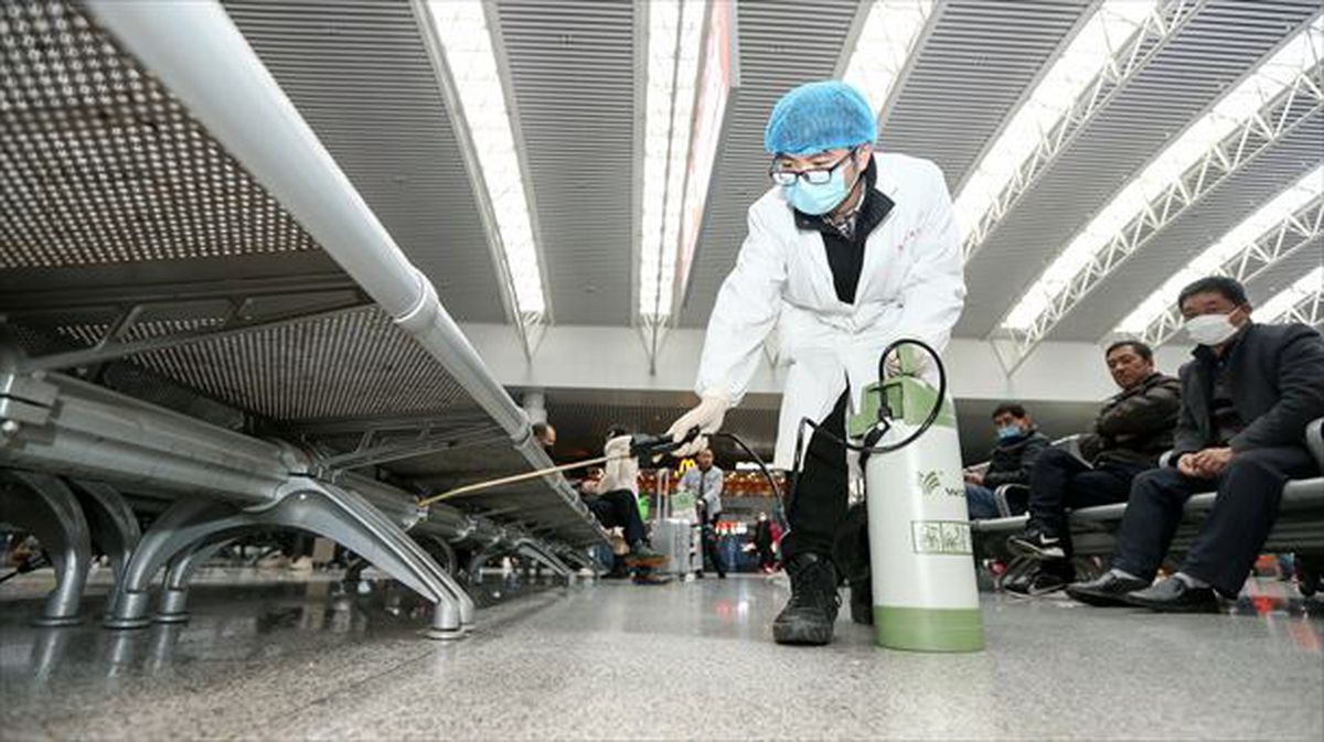 Un trabajador desinfectando la zona.