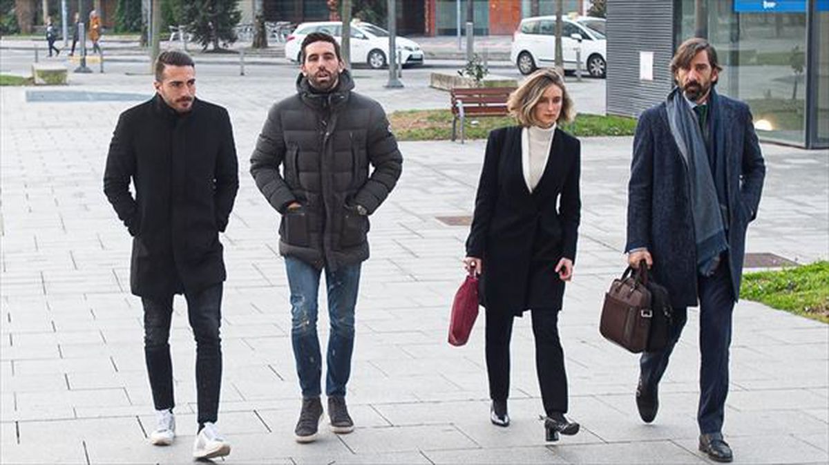 Xavi Torres y Jordi Figueras, exjugadores del Betis, a la izquierda, con sus abogados. Foto: EFE. 
