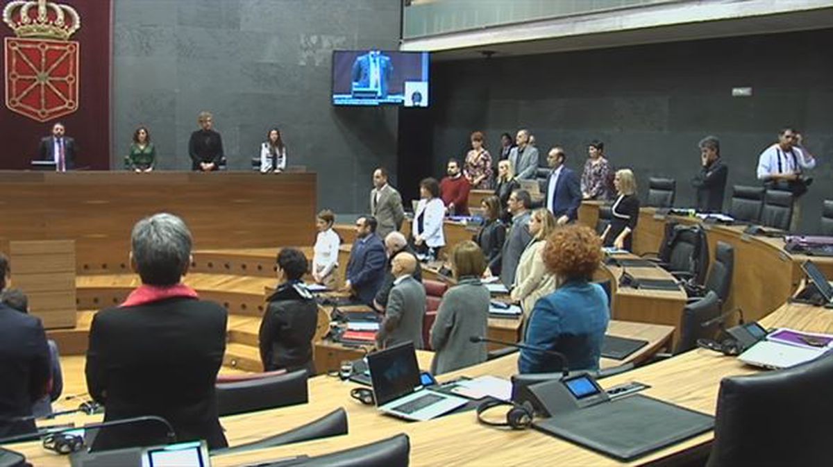 Minuto de silencio en el Parlamento de Navarra