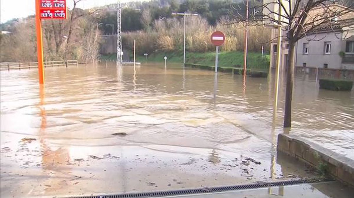 Gironako Sant Juliá de Llor herriko kale bat ureztatuta, Ter ibaiak gainezka egin ondoren