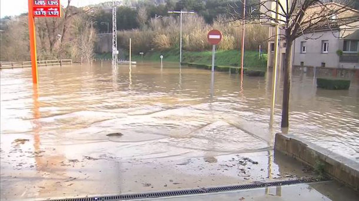 Imágenes de una calle annegada en la localidad de Sant Juliá de Llor en Girona 