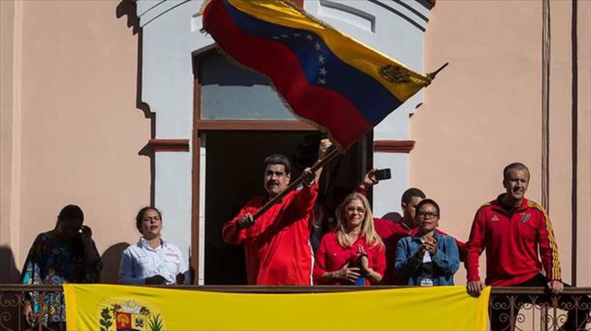 Madurok Venezuelako bandera mugitzen du.