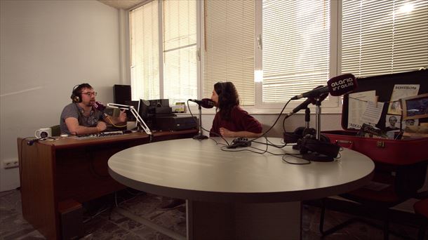 Eider Perez con Imanol Artola en el estudio de la emisora de radio Ataria Irratia de Tolosaldea