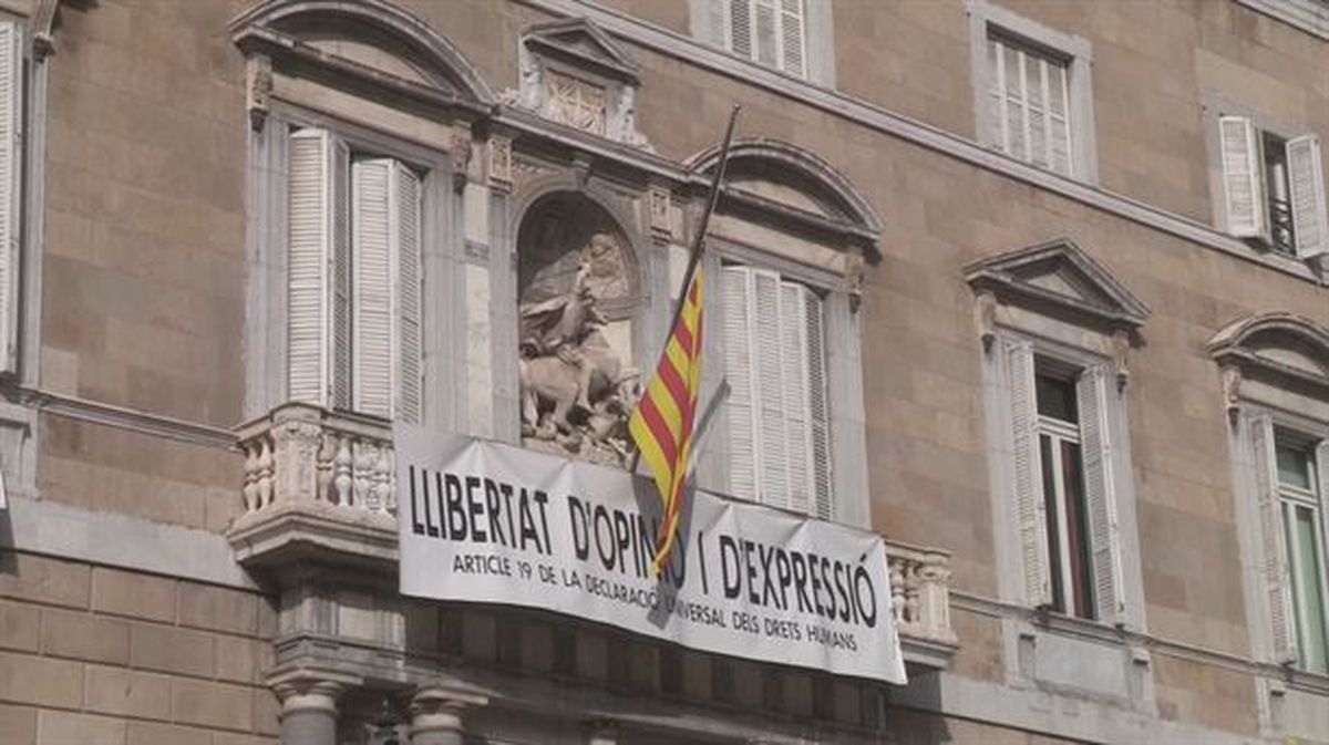 El palacio de la Generalitat en Barcelona con las banderas a media asta