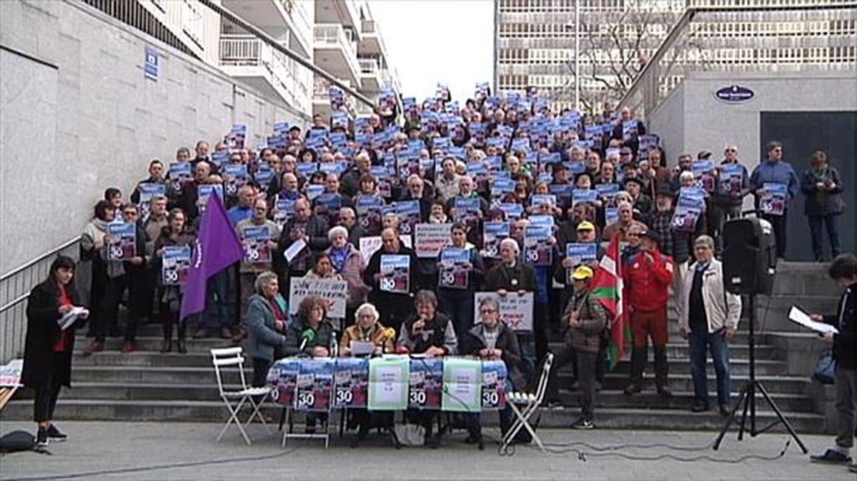 Representantes de pensionistas de Gipuzkoa que apoyan la huelga, hoy, en San Sebastián. 