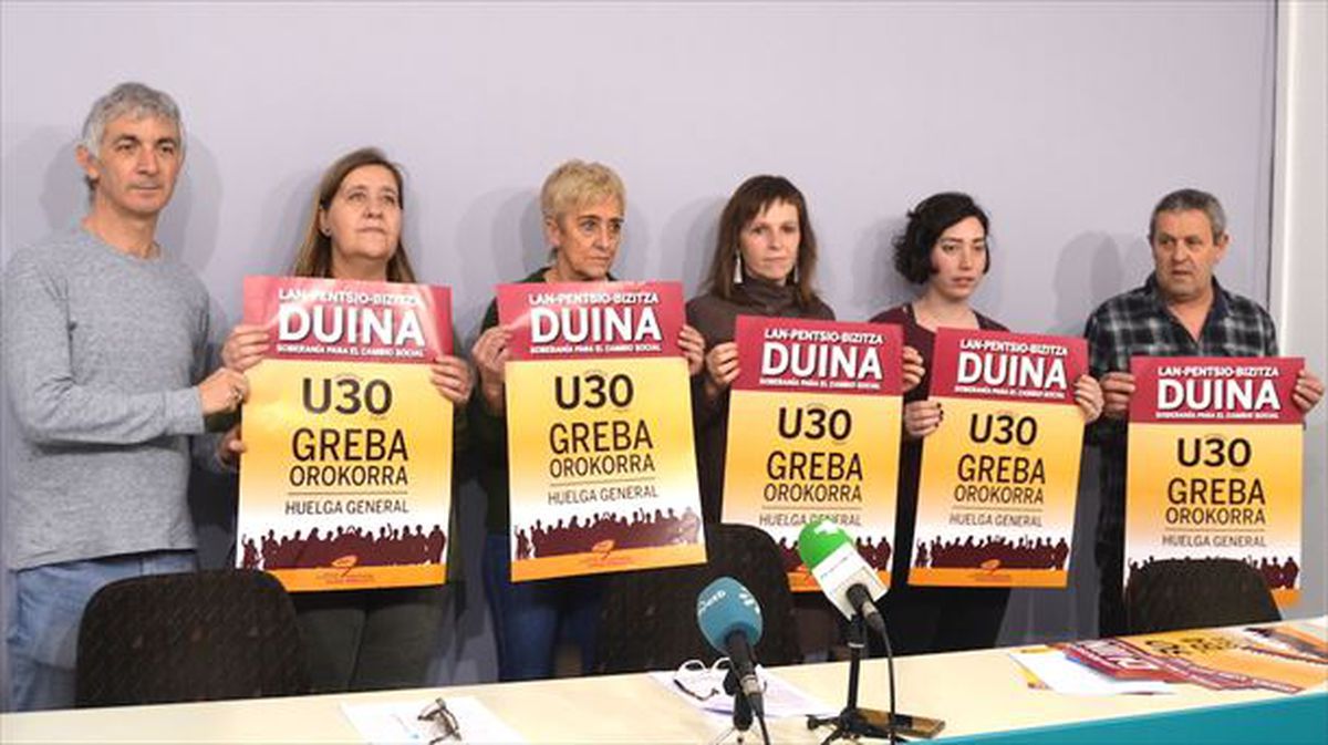 Los firmantes de la Carta de Derechos Sociales de Euskal Herria. Foto: LAB