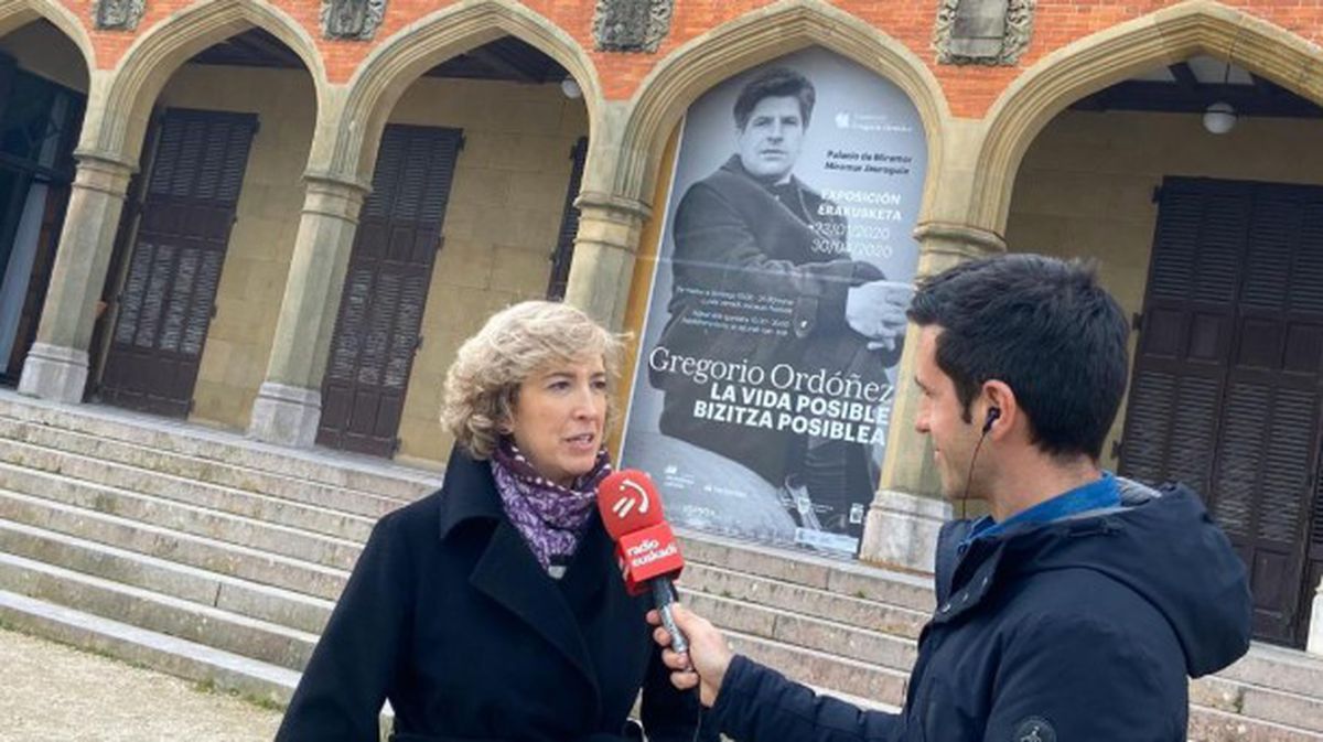 Ana Iribar, viuda de Gregorio Ordóñez, frente a la exposición en Donostia. Foto: Radio Euskadi.