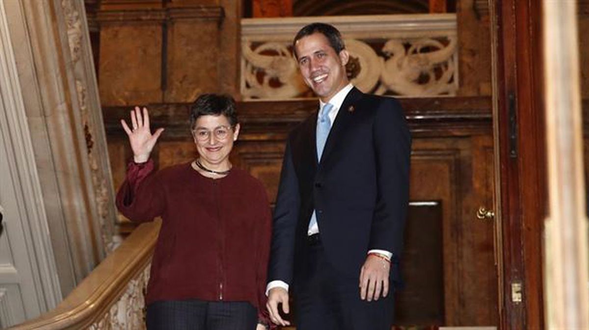 La ministra de Asuntos Exteriores, Arancha González Laya, junto a Guaidó. Foto: EFE