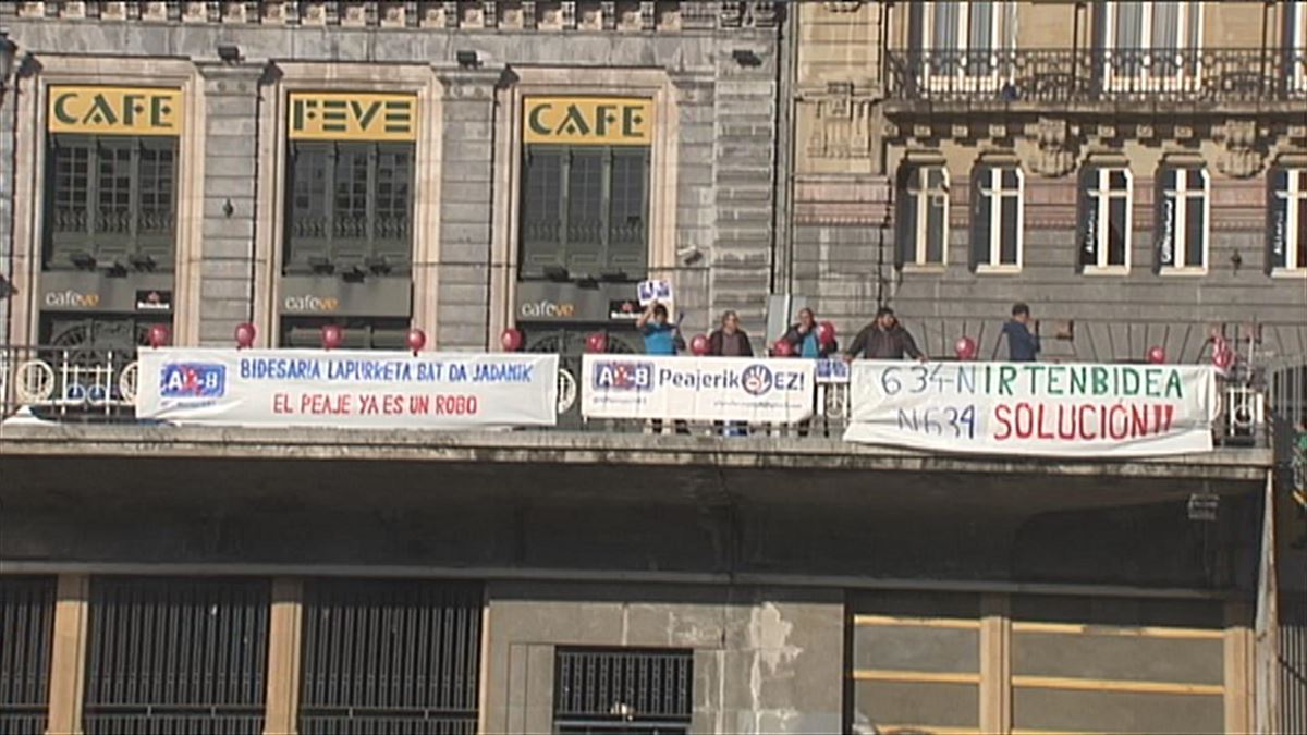 Concentración de protesta cerca del Teatro Arriaga de Bilbao. Imagen captada de un vídeo de ETB.