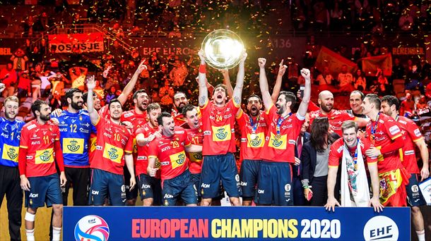 Los jugadores de España celebran el triunfo