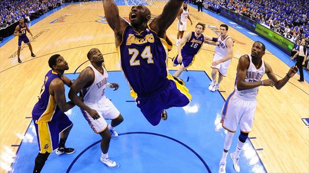 Kobe Bryant machaca el aro en un partido de la NBA. Foto: EFE