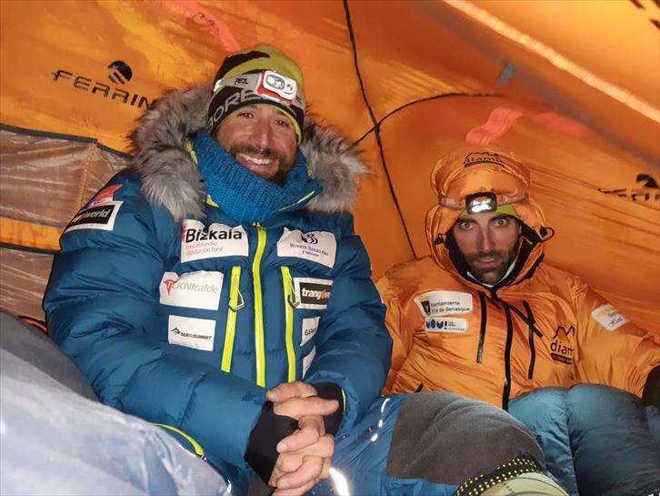 Dentro de la tienda de campaña