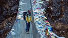 Alex Txikon en un puente en el Nepal