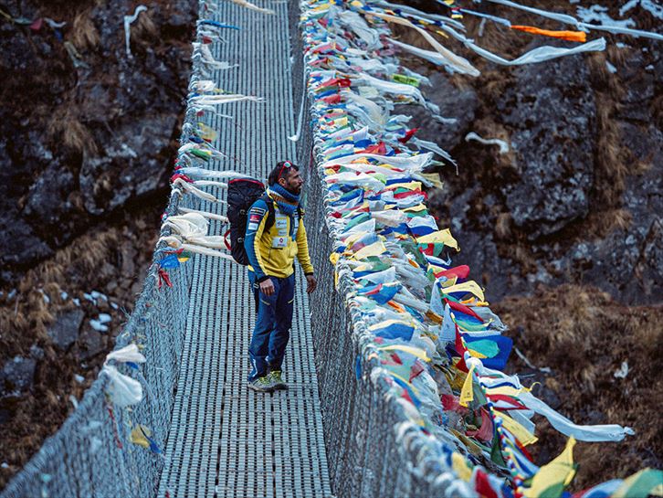 Alex Txikon en un puente en el Nepal