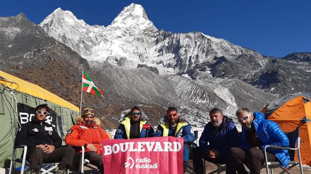 Miembros de la expedición de Alex Txikon en el campo base del Ama Dablam