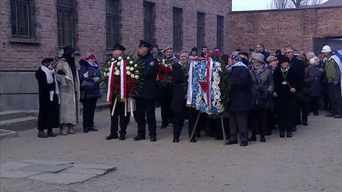 Ofrenda floral en Auschwitz