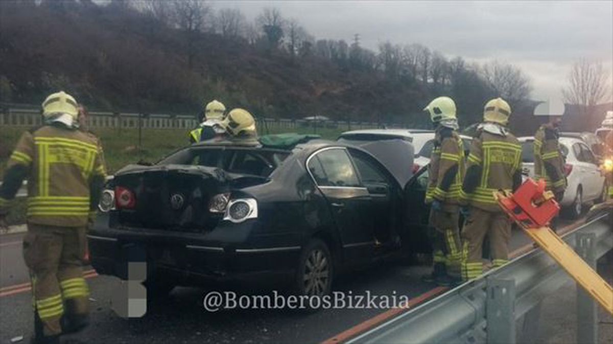 Cinco vehículos se han visto implicados en el accidente. Foto: @BomberosBizkaia (Twitter).