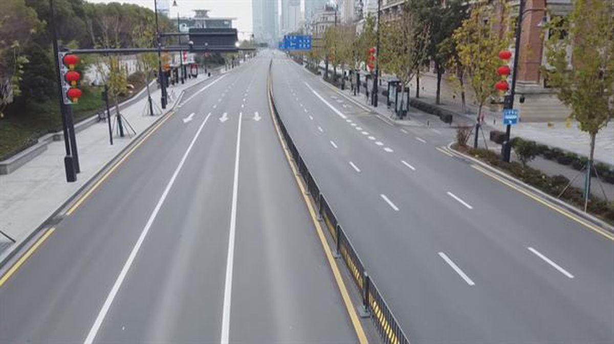 Avenida vacía en Wuhan