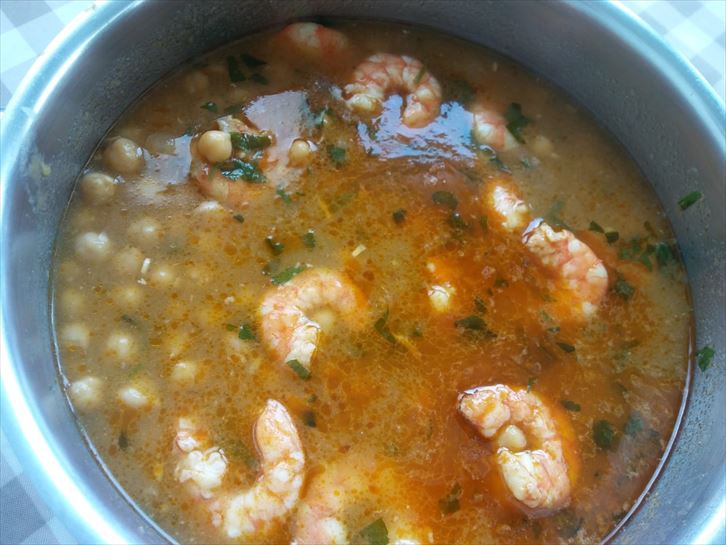 Garbanzos con langostinos