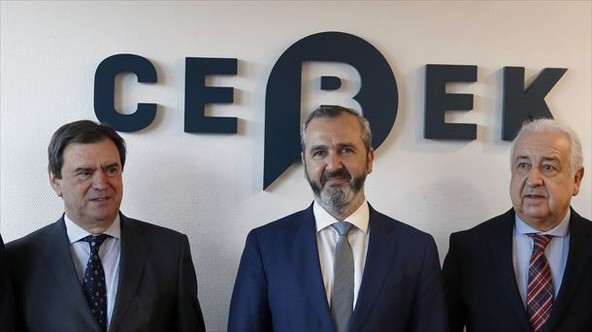 El presidente de CEBEK, Iñaki Garcinuño, en el centro de la foto