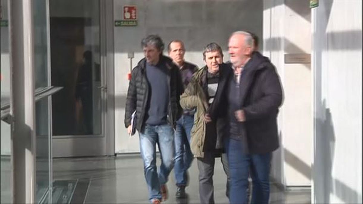 Alcaldes de Igantzi, Doneztebe, Ezkabarte, Baztán y Ultzama en los pasillos del parlamento navarro