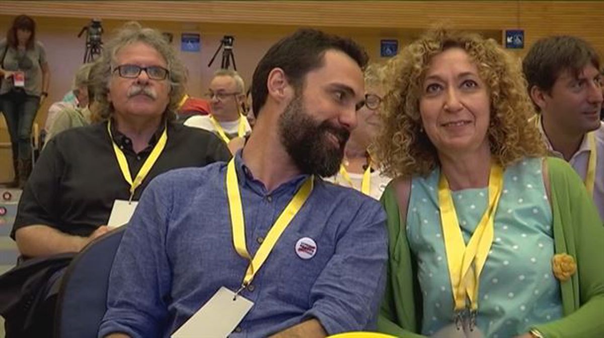 El president del Parlament Roger Torrent y la consellera Ester Capella en un congreso de ERC