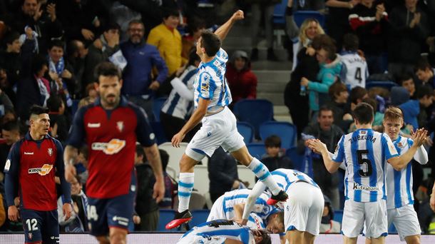 Los jugadores de la Real celebran uno de los goles ante Osasuna. Foto: EFE