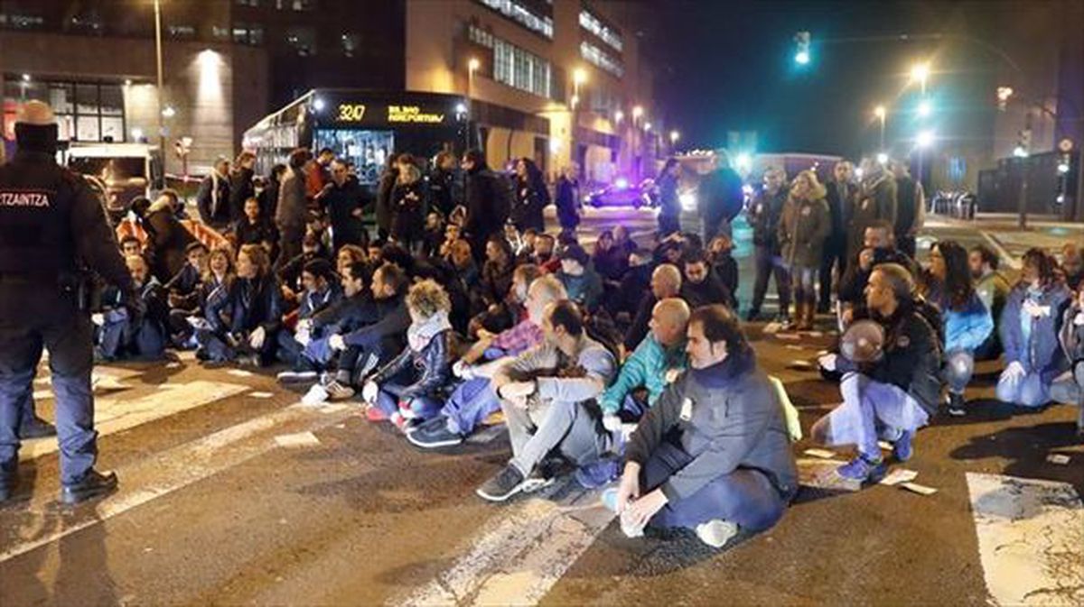 Manifestantes sentados en la entrada de Bilbao por San Mamés