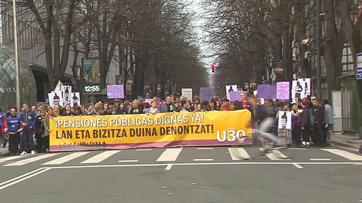 La manifestación de Bilbao ha llegado al Ayuntamiento pasadas las 13:00 horas. Foto: EiTB.