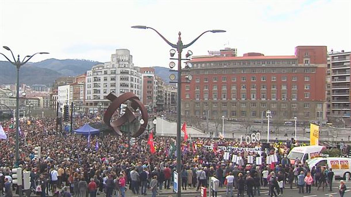 La manifestación de Bilbao ha llegado al Ayuntamiento pasadas las 13:00 horas. Foto: EiTB.