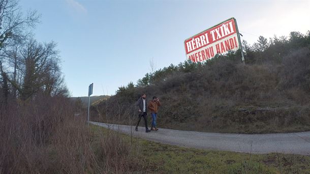 Mikel Pagadi y Zuhaitz Gurrutxaga llegando al pueblo de Agoitz.