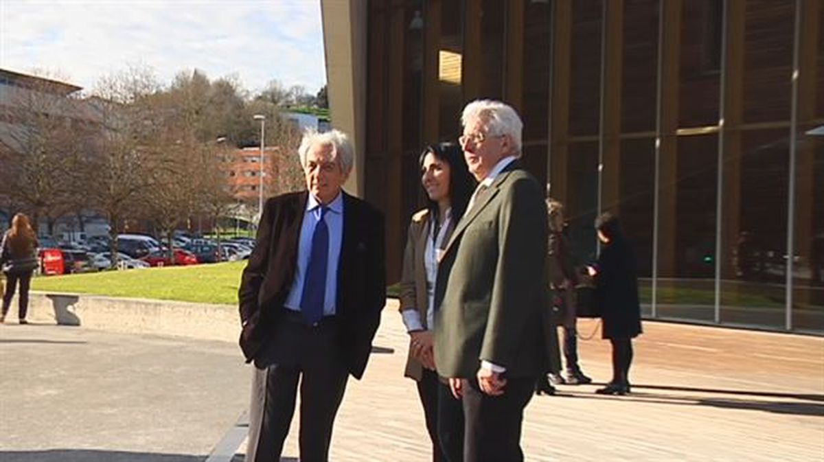Nekane Balluerka, Pedro Miguel Etxenike y el Nobel de Física Albert Fert ante la UPV
