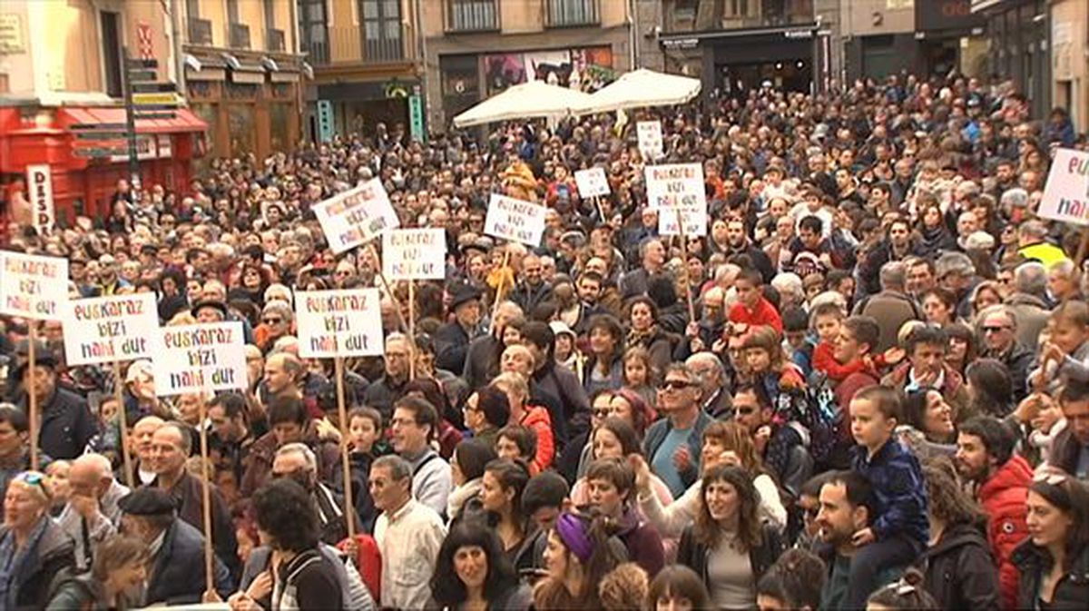 Gurasoak Iruñeko plazan protesta egiten.
