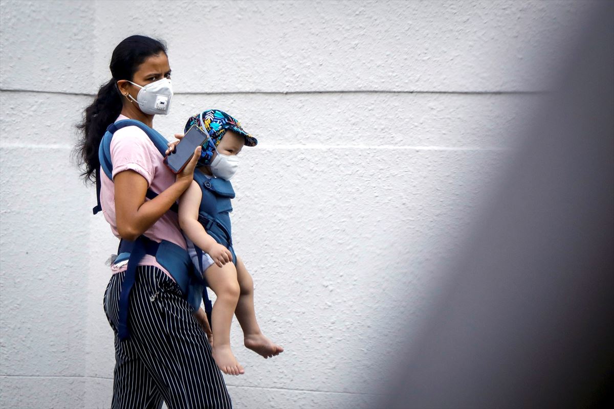 Una mujer y su bebé se protegen en Tailandia.