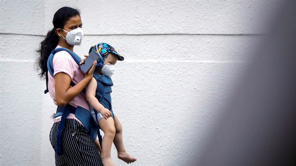 Una mujer y su bebé se protegen en Tailandia.