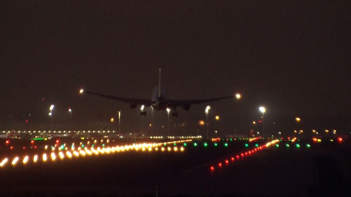 El avión de Air Canada momentos antes de aterrizar de emergencia en Barajas.