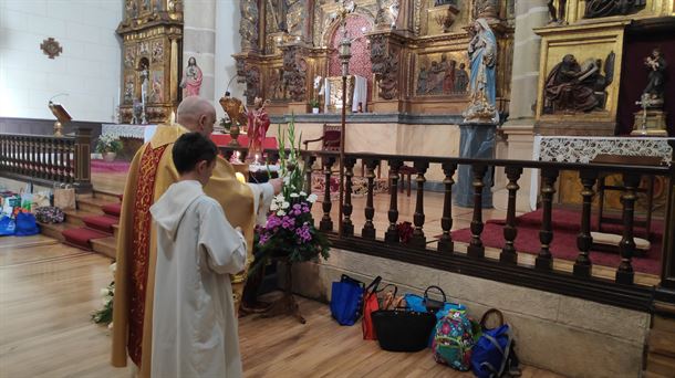 Momento de la bendición en la parroquia de San Blas de Legutio.