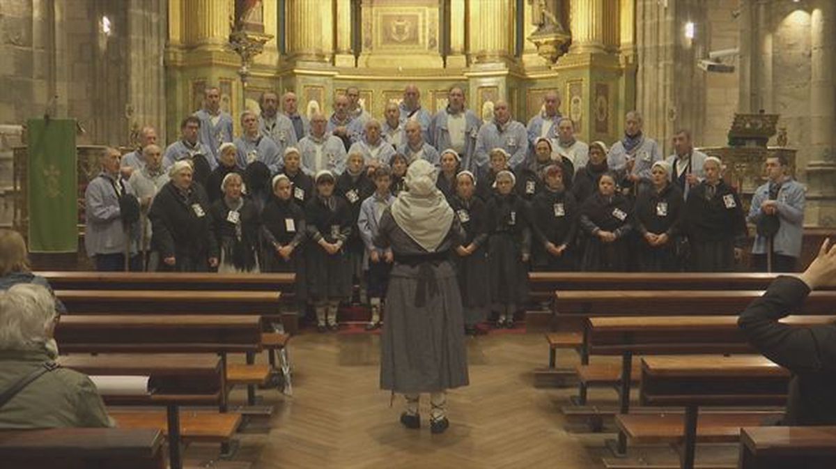 El Coro de Arratia vuelve a emocionar con sus coplas de Santa Águeda