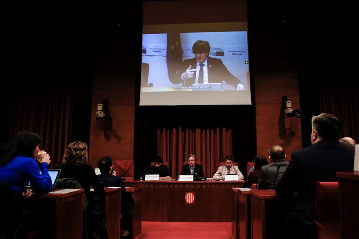Carles Puigdemont ha comparecido por videoconferencia en el Parlament.