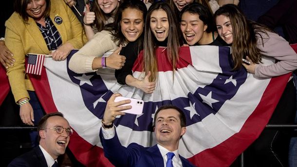 El candadito Pete Buttigieg se hace un selfie con un grupo de seguidoras.