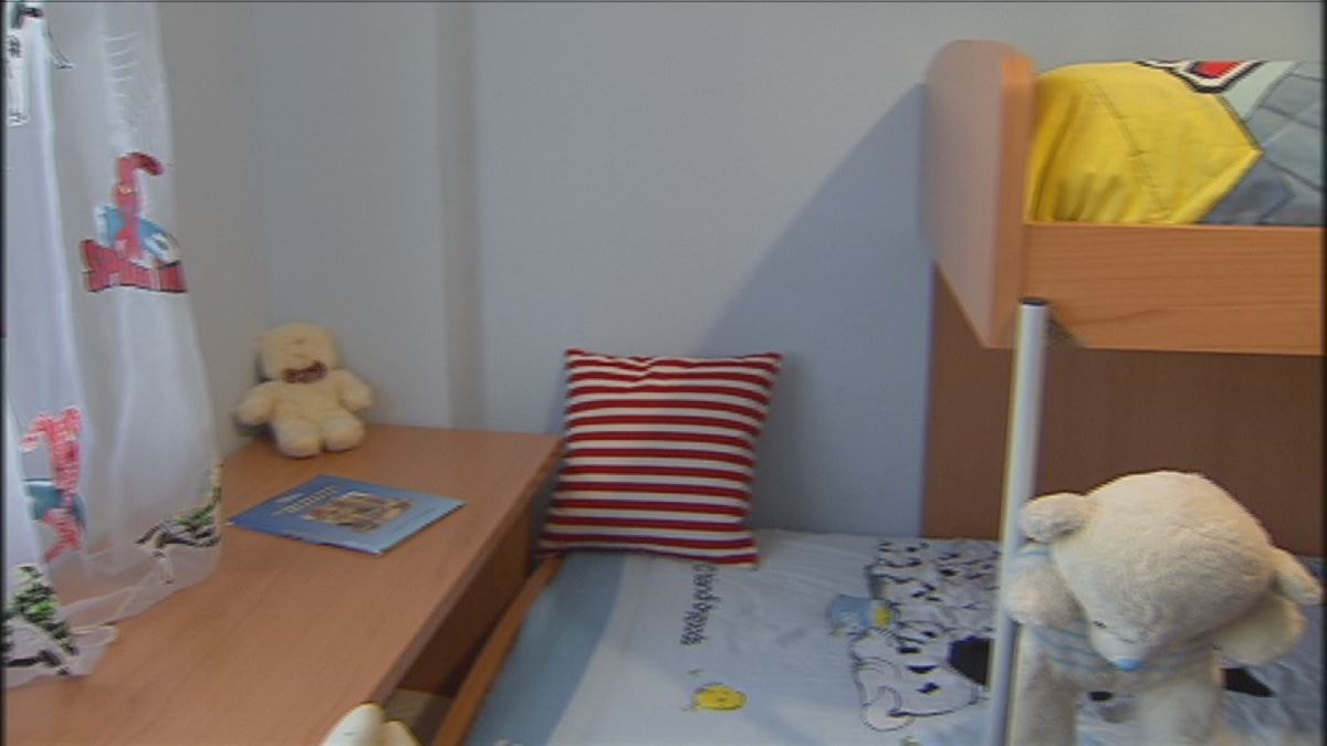 Habitación infantil, con cama y muñecos