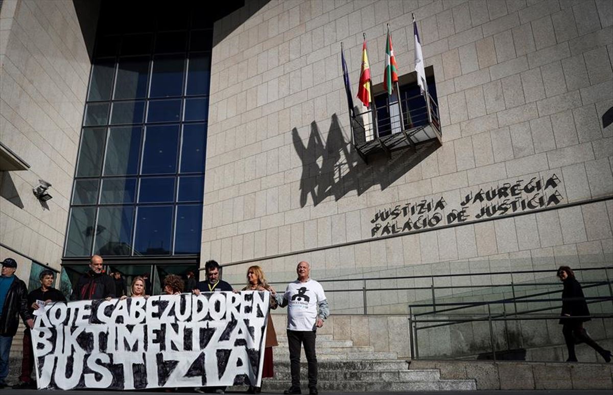 Elkarretaratzea Donostian, Cabezudoren biktimentzako justizia eskatzeko
