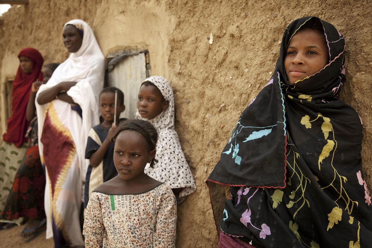 Niñas y mujeres en un campamento en el norte de Malí.