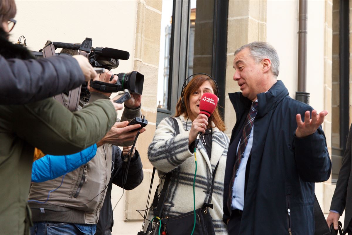 Urkullu responde a los periodistas antes de entrar al Parlamento Vasco. 