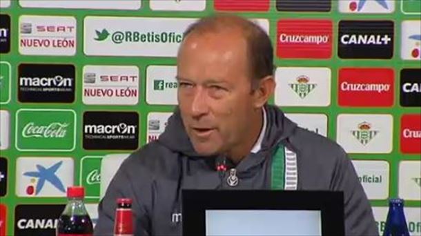 Gabriel H Calderón, exentrenador del Betis, en una rueda de prensa.