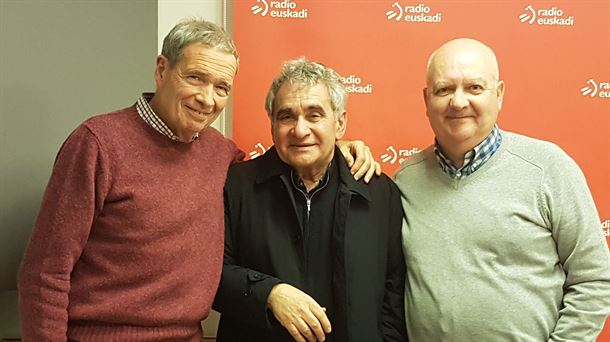 El escritor Bernardo Atxaga con Félix Linares y Kike Martín en Radio Euskadi (Foto EITB)